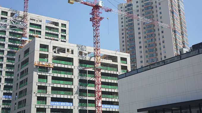 甘肅建投裝備制造有限公司是甘肅省建設(shè)投資（控股）集團(tuán)有限公司直屬企業(yè)，成立于2010年10月，坐落于甘肅蘭州彭家坪國家級裝備制造工業(yè)園，占地155畝，是西北地區(qū)最早具有起重機(jī)械生產(chǎn)資質(zhì)的企業(yè)，年產(chǎn)各類型號起重機(jī)械500余臺(tái)。建司十年來，公司先后榮獲年度中國塔機(jī)行業(yè)十強(qiáng)企業(yè)、全國售后服務(wù)先進(jìn)單位、全國建筑施工機(jī)械租賃50強(qiáng)企業(yè)等30余項(xiàng)榮譽(yù)稱號...